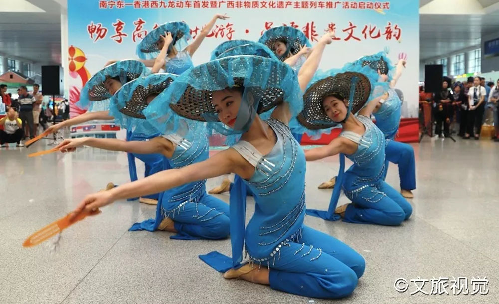 搭乘首發(fā)高鐵，海真珠珍珠粉抵達(dá)東方明珠